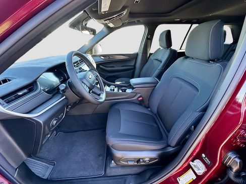 New 2025 Jeep Grand Cherokee Laredo image 14