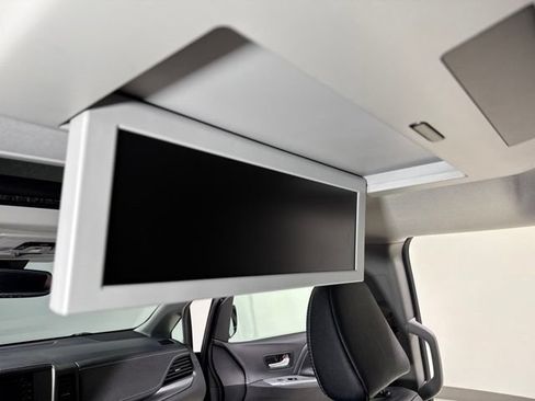 Used 2018 Toyota Sienna SE FWD image 6