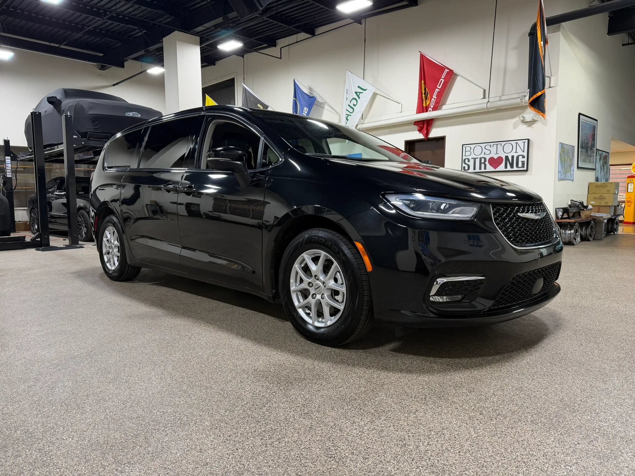 Used 2023 Chrysler Pacifica Touring-L FWD image 3