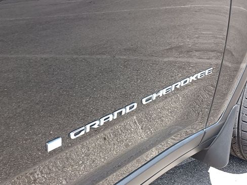 Used 2023 Jeep Grand Cherokee Laredo w/ Luxury Tech Group I AWD/4WD image 6