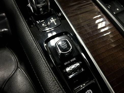 Used 2018 Volvo XC90 T8 Momentum w/ Convenience Package image 21