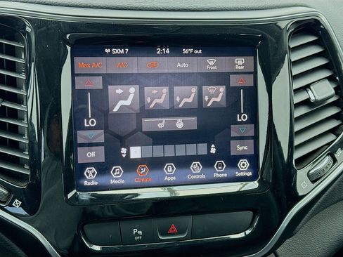 Used 2019 Jeep Cherokee Limited image 12