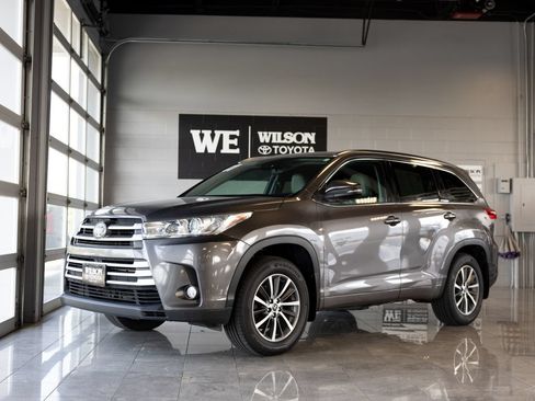 Used 2017 Toyota Highlander XLE AWD/4WD image 2