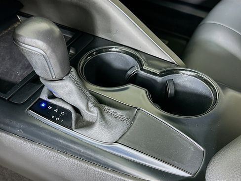 Used 2020 Toyota Camry SE FWD image 23