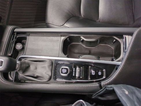 Used 2021 Volvo XC90 T5 Momentum w/ Climate Package image 29