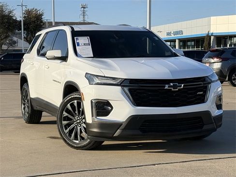 Used 2023 Chevrolet Traverse RS image 2