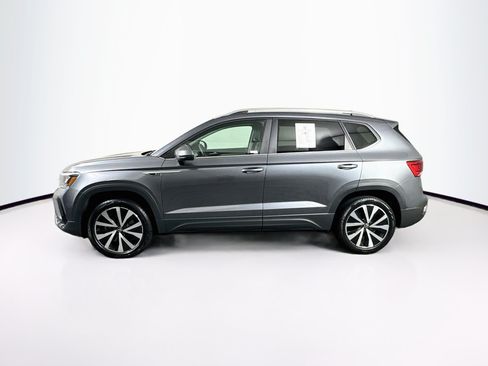 Used 2022 Volkswagen Taos SE FWD image 4