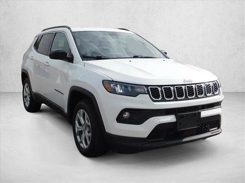 Used 2024 Jeep Compass Latitude AWD/4WD image 5
