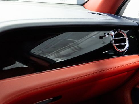Used 2022 Bentley Bentayga image 33