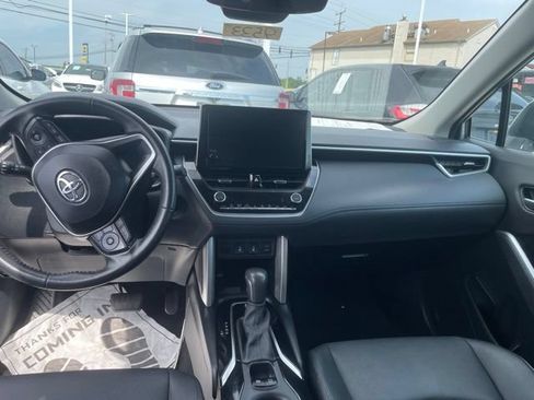 Used 2024 Toyota Corolla Cross XLE FWD image 9