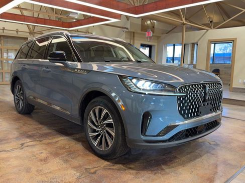 Used 2025 Lincoln Aviator AWD image 2