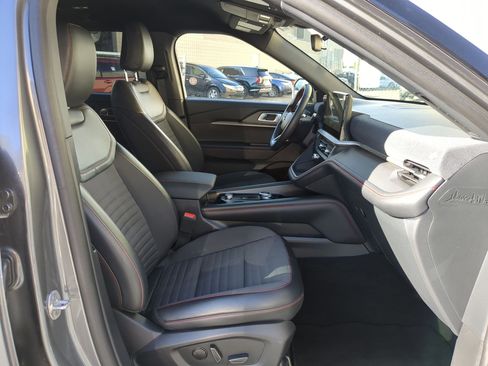 Used 2025 Ford Explorer ST-Line w/ ST-Line Street Pack image 34