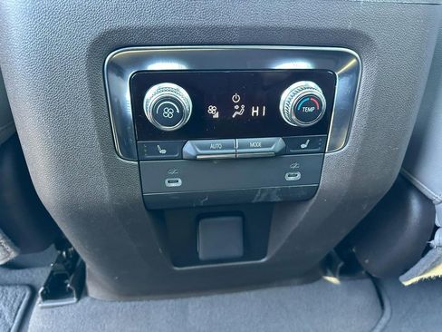 Used 2022 GMC Yukon SLT w/ SLT Premium Package image 12