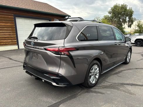 Used 2021 Toyota Sienna XSE AWD/4WD image 7