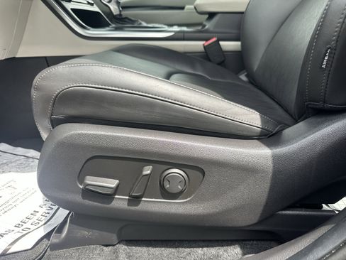 Used 2024 Kia Carnival LX FWD image 17
