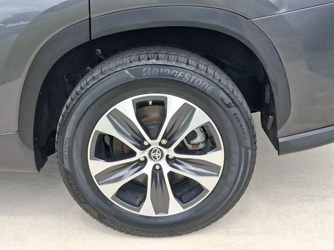 Used 2022 Toyota Highlander XLE FWD image 7