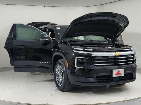 Used 2024 Chevrolet Traverse LT image 9