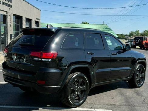 Used 2018 Jeep Grand Cherokee Laredo AWD/4WD image 17