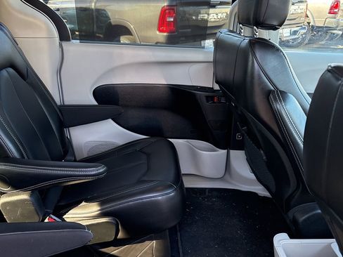 Used 2024 Chrysler Pacifica Touring-L image 23