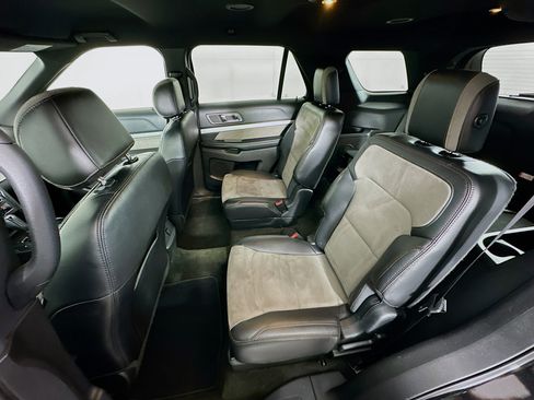 Used 2017 Ford Explorer XLT w/ Equipment Group 202A image 28