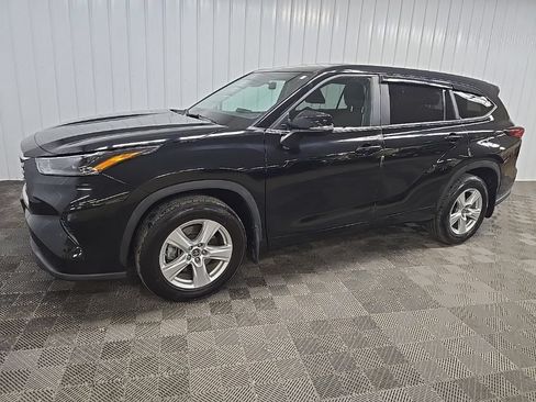Used 2023 Toyota Highlander LE AWD/4WD image 6