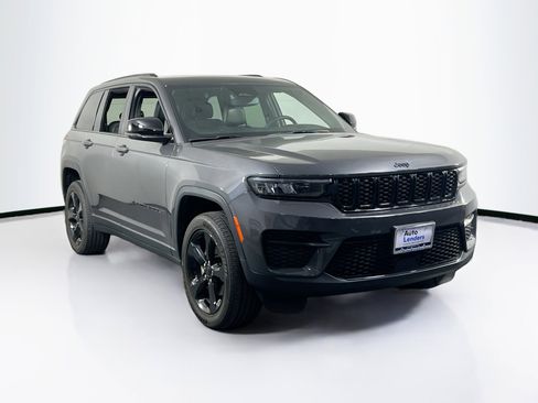 Used 2023 Jeep Grand Cherokee Altitude AWD/4WD image 3
