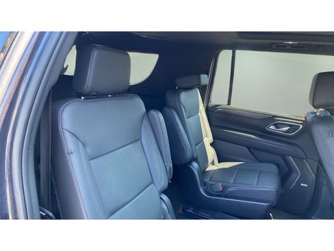 Used 2022 Chevrolet Suburban Z71 w/ Luxury Package AWD/4WD image 12