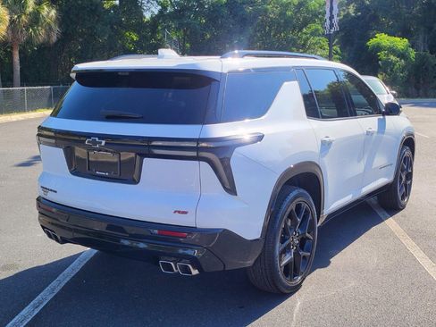 Used 2024 Chevrolet Traverse RS FWD image 2