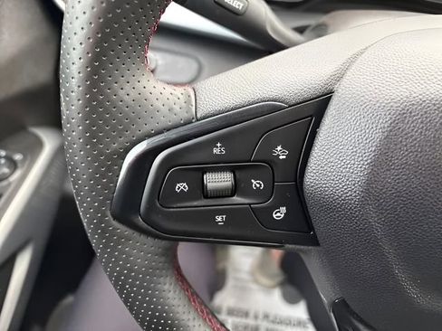 Used 2025 Chevrolet Trax RS w/ Sunroof Package image 3