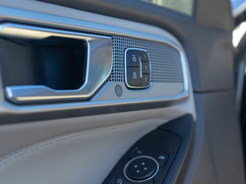 Used 2020 Ford Explorer Platinum image 16