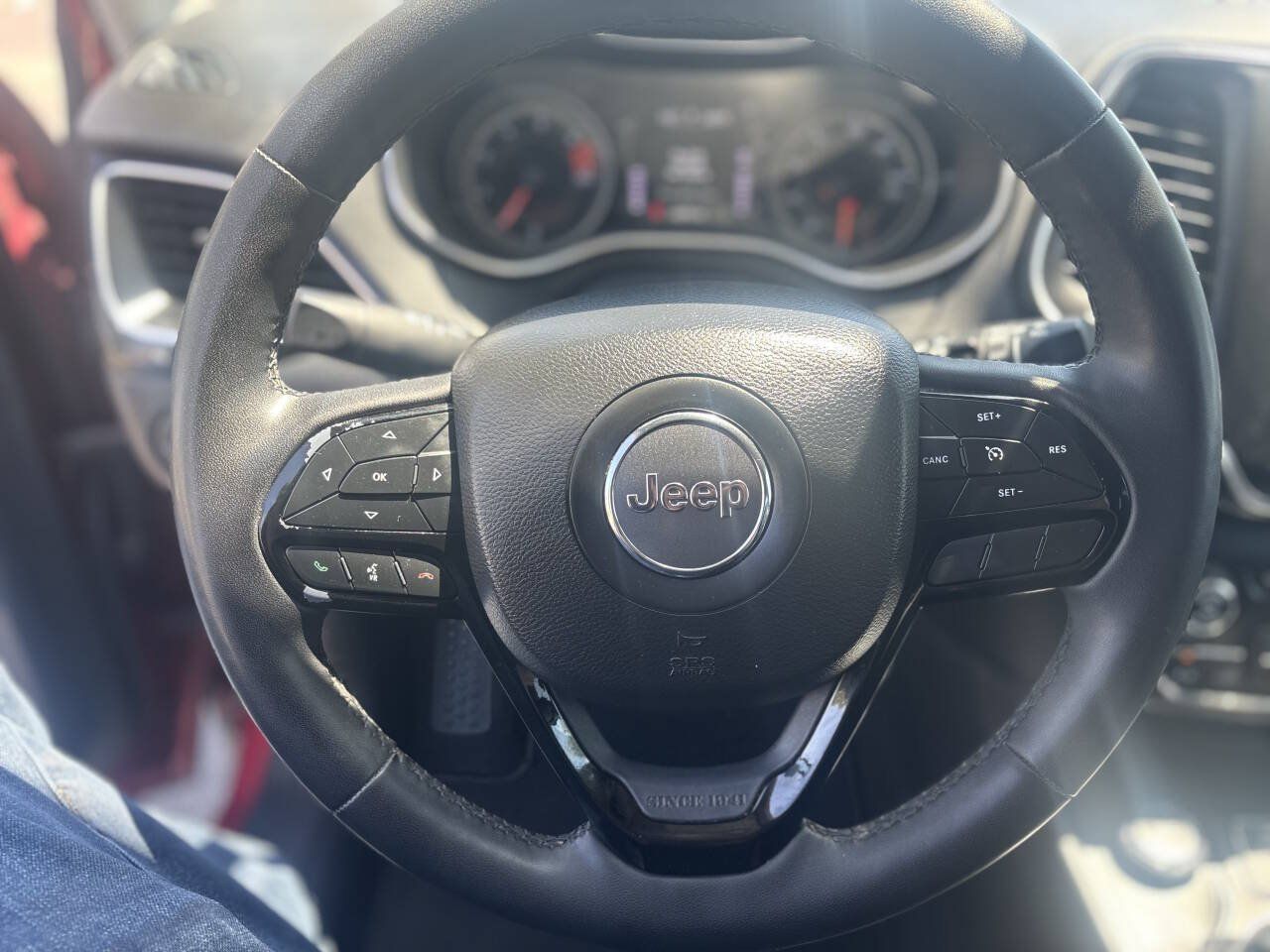 Used 2021 Jeep Cherokee Latitude Plus AWD/4WD image 14