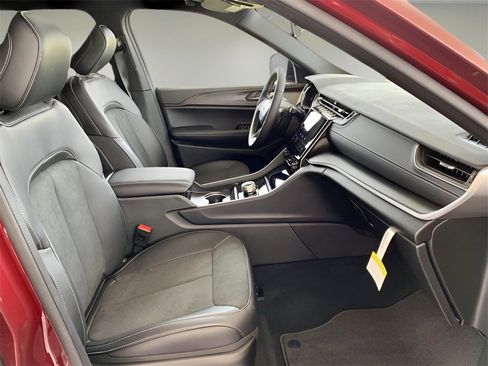 New 2025 Jeep Grand Cherokee L Altitude image 34