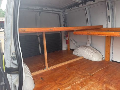 Used 2019 Chevrolet Express 2500 RWD image 4