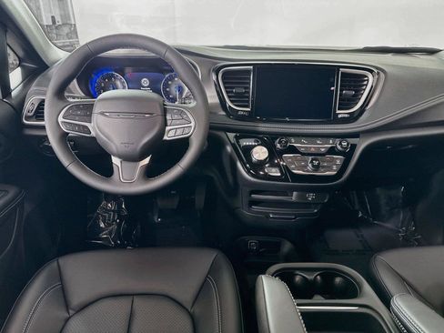 New 2027 Chrysler Pacifica Select AWD/4WD image 2