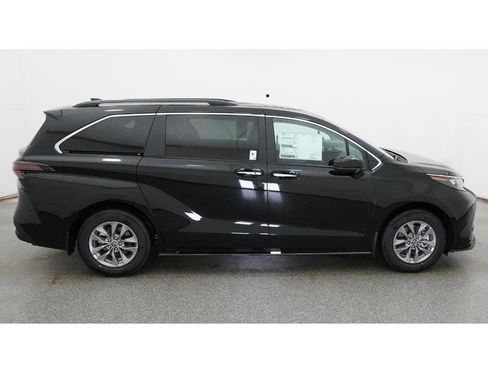 New 2026 Toyota Sienna XLE image 11
