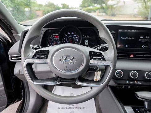 Used 2021 Hyundai Elantra SE FWD image 11