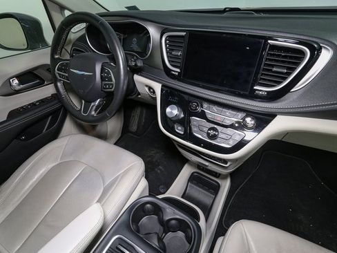 Used 2021 Chrysler Pacifica Touring-L image 18