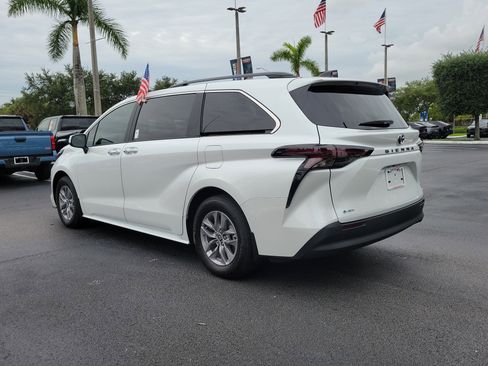 Used 2026 Toyota Sienna XLE FWD image 8