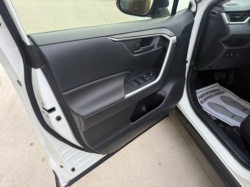 Used 2019 Toyota RAV4 LE image 12