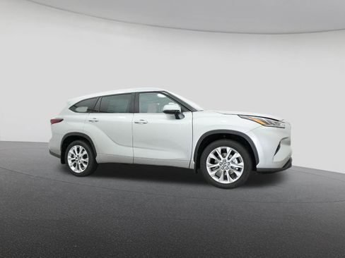New 2025 Toyota Highlander Limited image 28