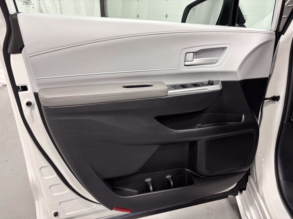 Used 2026 Toyota Sienna LE FWD image 8