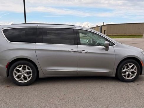 Used 2018 Chrysler Pacifica Touring-L w/ Tire & Wheel Group FWD image 7