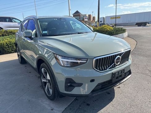 Used 2025 Volvo XC40 B5 Plus AWD/4WD image 4