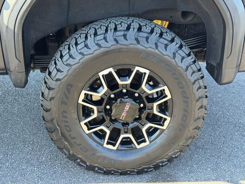 Used 2024 GMC Sierra 2500 AT4X AWD/4WD image 9
