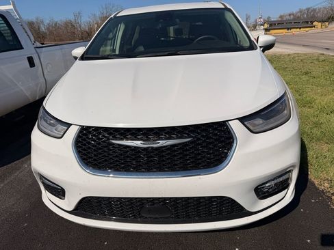 Used 2023 Chrysler Pacifica Touring-L image 4