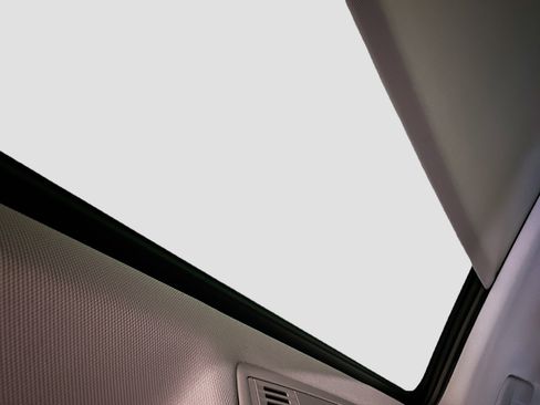 Used 2024 Volkswagen Taos SE w/ Panoramic Sunroof Package image 27