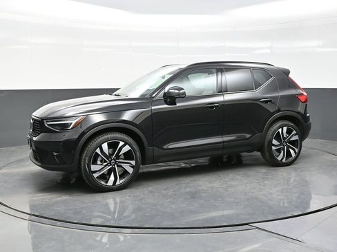 Used 2025 Volvo XC40 B5 Ultra image 3