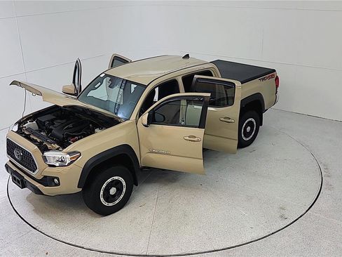 Used 2018 Toyota Tacoma TRD Off-Road AWD/4WD image 54