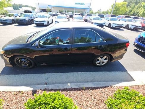 Used 2014 Toyota Camry SE FWD image 2