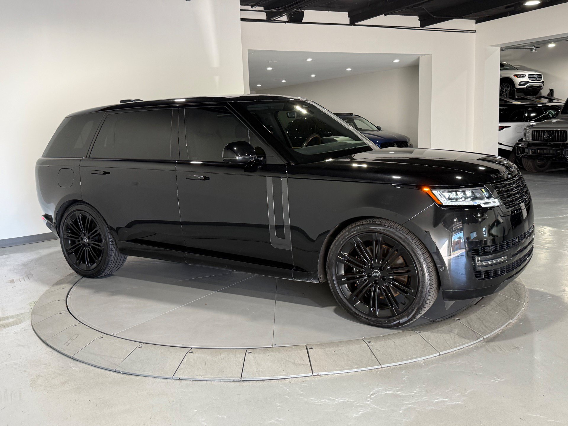Used 2024 Land Rover Range Rover Long Wheelbase SE AWD/4WD image 6